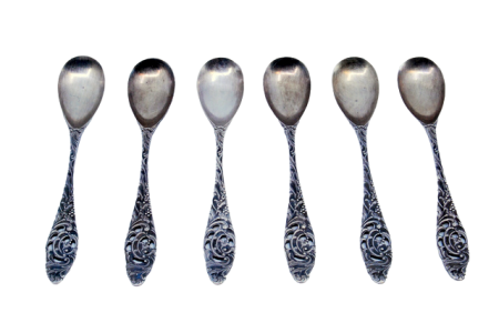 Conjunto de seis colheres de chá em prata com relevos e cabos recortados.